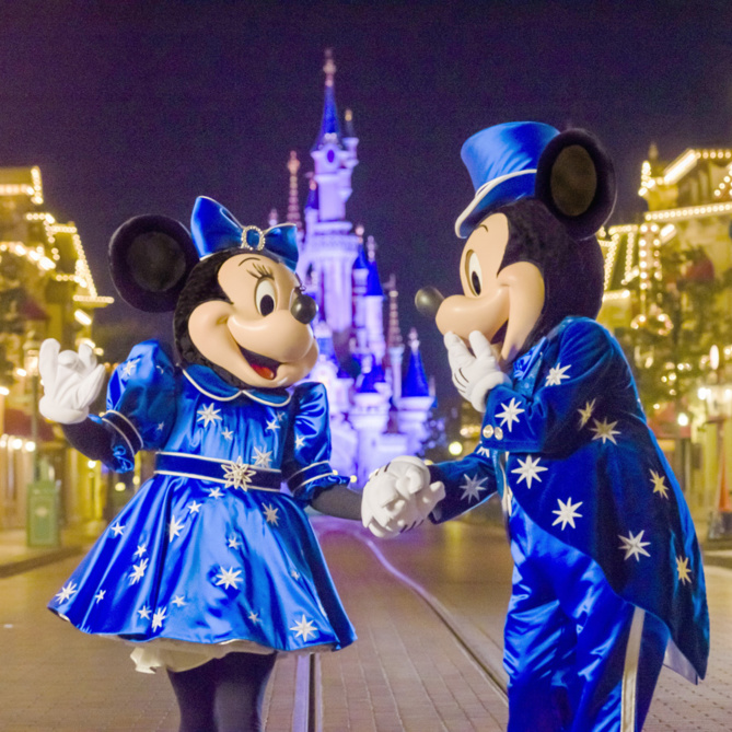 Découvrez les nouveaux looks tendance de Minnie et Mickey!