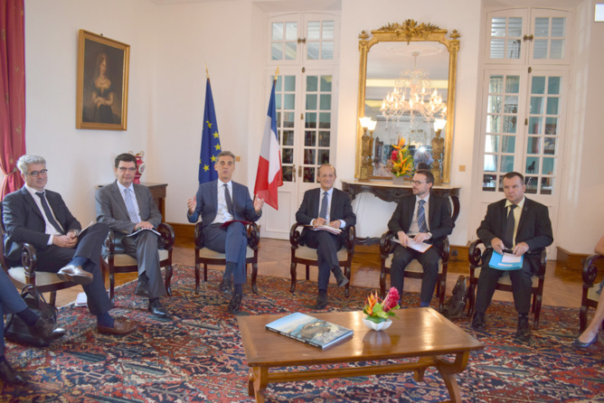 Le Préfet de La Réunion, Dominique Sorain, entouré de son équipe dans les salons de la Préfecture Le Préfet de La Réunion, Dominique Sorain, entouré de son équipe dans les salons de la Préfecture