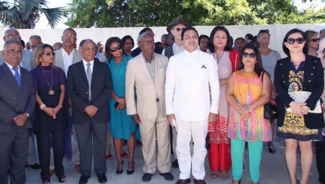 Sanjeev Bhati, le Consul Général de l'Inde à La Réunion, avec ses invités, dont Jean-Paul Virapoullé et Gilbert Annette