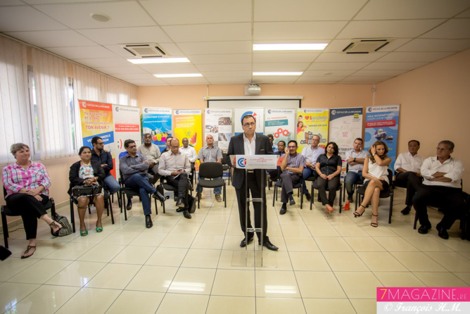 Les élus se trouvaient derrière le président