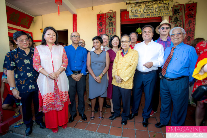 Ericka Bareigts et Didier Robert, avec des élus des deux bords et les responsables de la communauté chinoise au Temple Chane