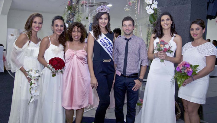 Photo-souvenir avec l'organisatrice, le styliste et les mannequins bénévoles du défilé Photo-souvenir avec l'organisatrice, le styliste et les mannequins bénévoles du défilé