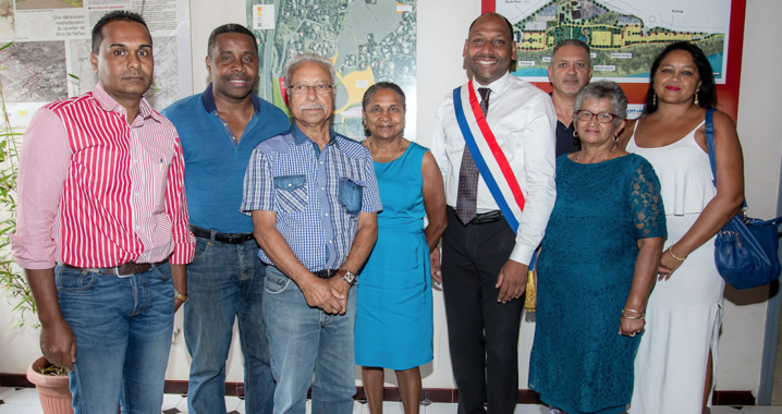 Photo de famille avec les élus présents Photo de famille avec les élus présents
