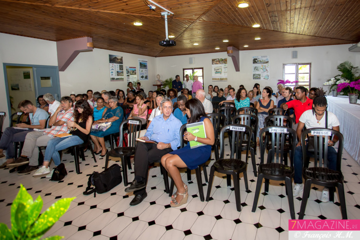 Face à la presse et aux associations de la ville Face à la presse et aux associations de la ville