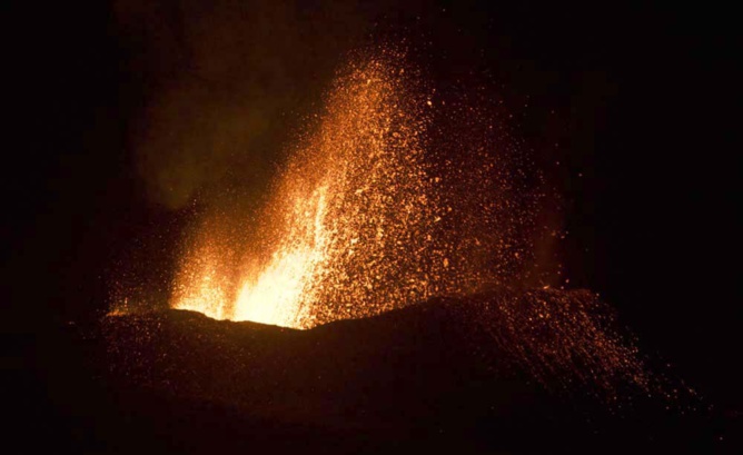 Première éruption de la Fournaise de l'année: photos et vidéo