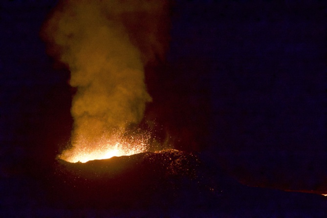 L'éruption continue au Piton de la Fournaise: d'autres photos