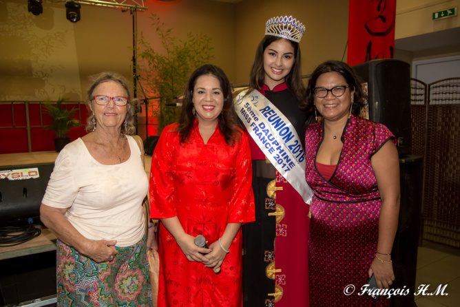 Magali Tarnus (en rouge) avec Ambre N'guyen et des invitées Magali Tarnus (en rouge) avec Ambre N'guyen et des invitées