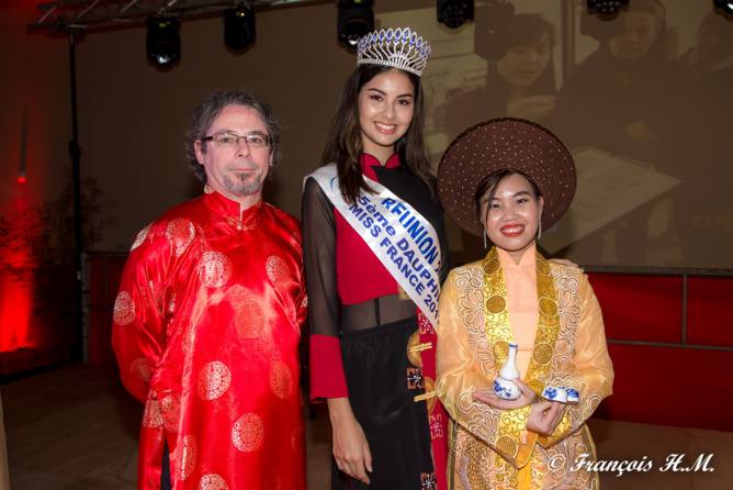 Ambre avec un musicien et une danseuse de la troupe Ambre avec un musicien et une danseuse de la troupe
