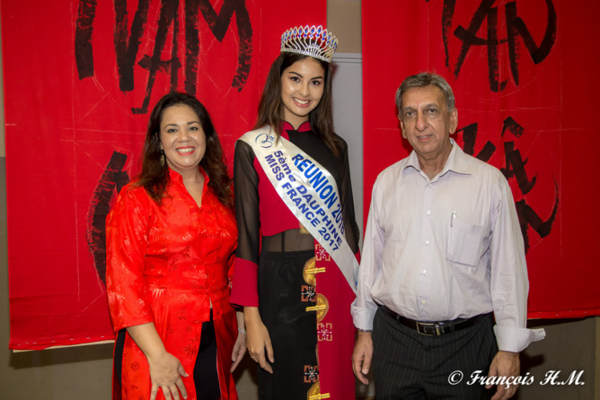 Magali Tarnus, présidente de l'AOAVN, Ambre N'guyen, Miss Réunion 2016 et 5ème dauphine Miss France 2017, et Aziz Patel du Comité Miss Réunion