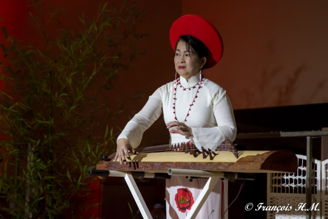 Madame Ho-Thuy-Trang chante et joue de la musique
