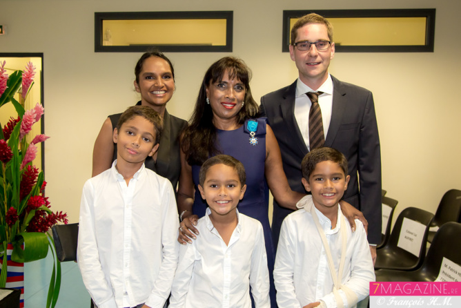 Ida avec sa fille Cyndie, son gendre Grégory, et ses petits-enfants Ida avec sa fille Cyndie, son gendre Grégory, et ses petits-enfants