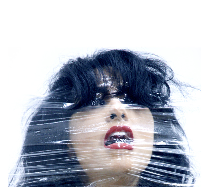 Aurélia se met régulièrement en scène dans des situations... bizarroïdes. Vous avez dit bizarre?