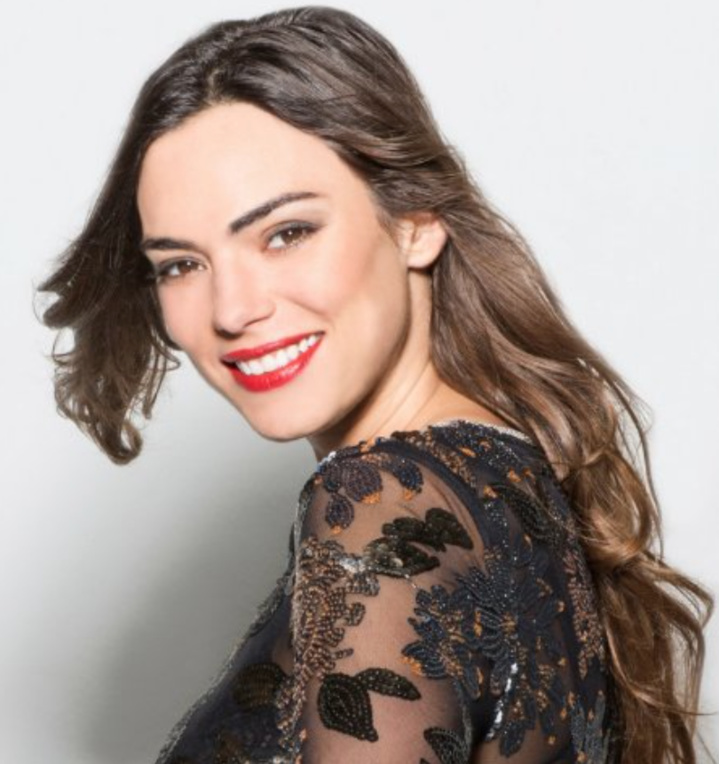 Alma a 27 ans, elle vient de Lyon, vit à Paris et elle a la musique dans la peau Alma a 27 ans, elle vient de Lyon, vit à Paris et elle a la musique dans la peau