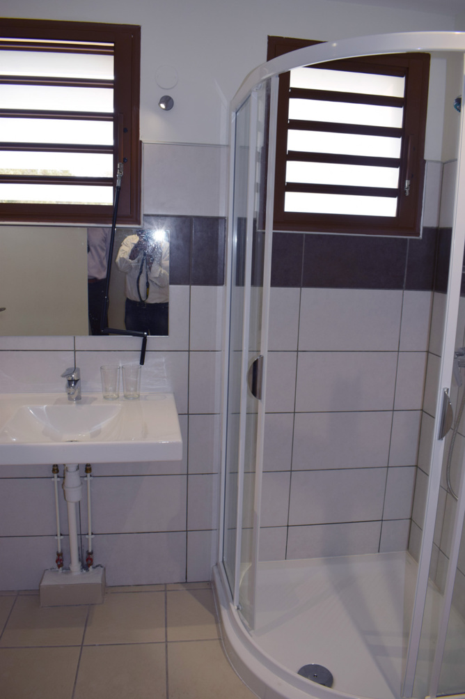 Salle d'eau commune Salle d'eau commune