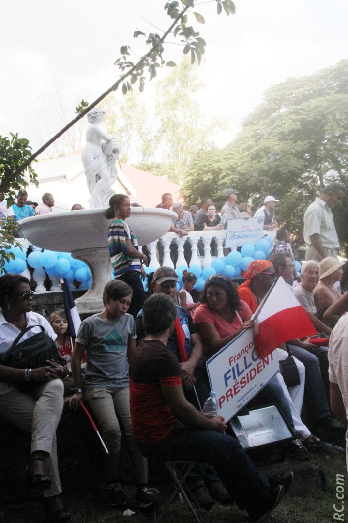 A fond derrière Fillon. Au pied de la fontaine, ça coule de source... A fond derrière Fillon. Au pied de la fontaine, ça coule de source...