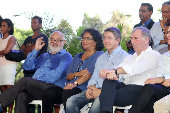 «Nickel ce discours» semble se dire Patrick Malet, le maire de Saint-Louis (à gauche) «Nickel ce discours» semble se dire Patrick Malet, le maire de Saint-Louis (à gauche)