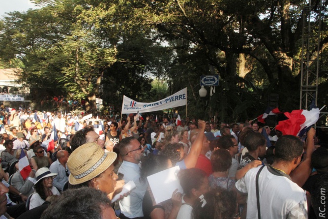 Politique : François Fillon acclamé à Saint-Pierre