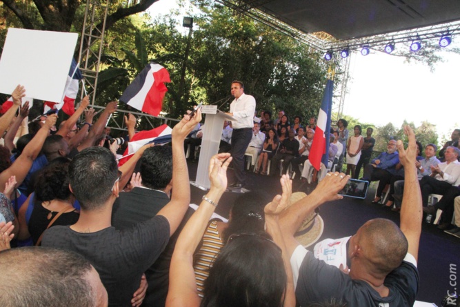 Politique : François Fillon acclamé à Saint-Pierre Politique : François Fillon acclamé à Saint-Pierre