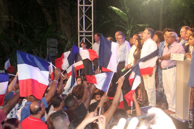 Politique : François Fillon acclamé à Saint-Pierre