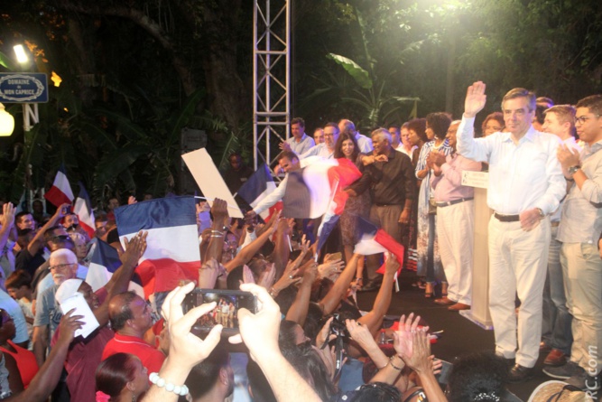 Politique : François Fillon acclamé à Saint-Pierre
