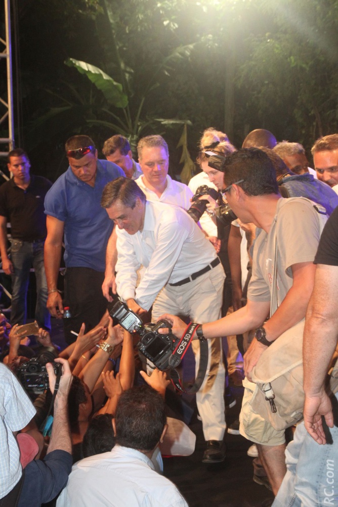 Politique : François Fillon acclamé à Saint-Pierre