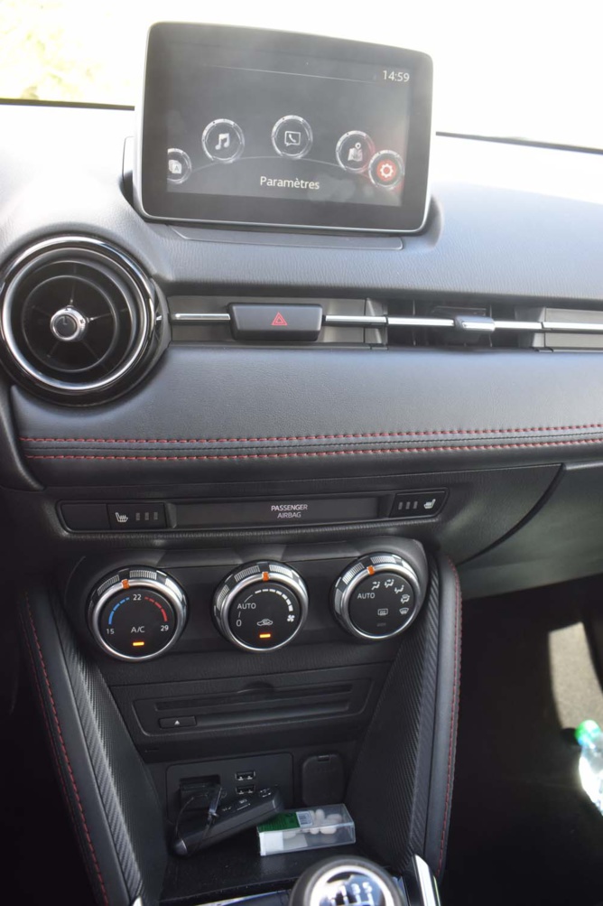 Surpiqûre sur la planche de bord de la version essayée Surpiqûre sur la planche de bord de la version essayée