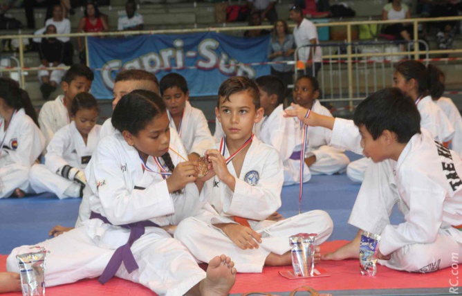 « Tiens, montre-moi ta médaille »... « Tiens, montre-moi ta médaille »...