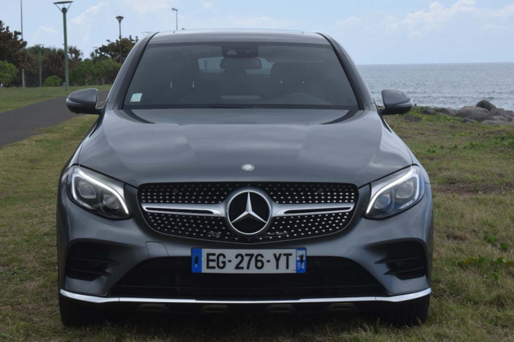 Calandre avec grille diamantée à une lamelle, pare-brise incliné... Calandre avec grille diamantée à une lamelle, pare-brise incliné...