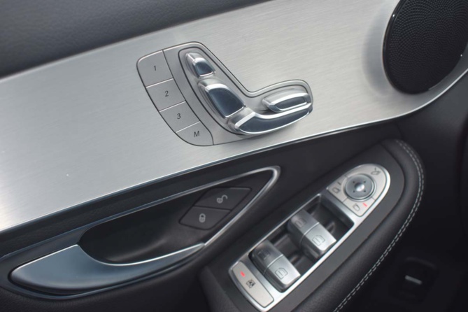 Les commandes des sièges électriques sont sur la portière Les commandes des sièges électriques sont sur la portière