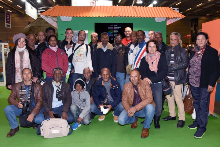 Un groupe d'agriculteurs réunionnais en visite à Paris, guidé par Maurice Singainy, adjoint à l'agriculture de la Mairie de Saint-Paul