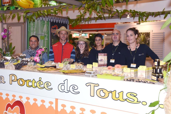 Stand Pro Vanille avec Willy Boyer, Jimmy Péribé et leur équipe Stand Pro Vanille avec Willy Boyer, Jimmy Péribé et leur équipe