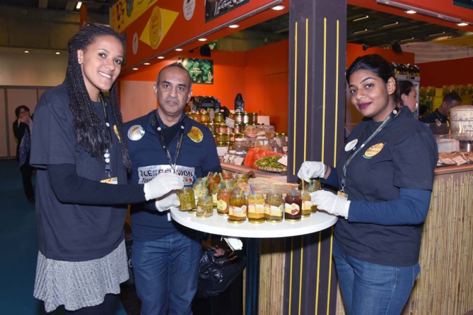Gérard Rangama (Soleil Réunion) et ses deux hôtesses, Maya Moupondo et Margot Saminadapoullé