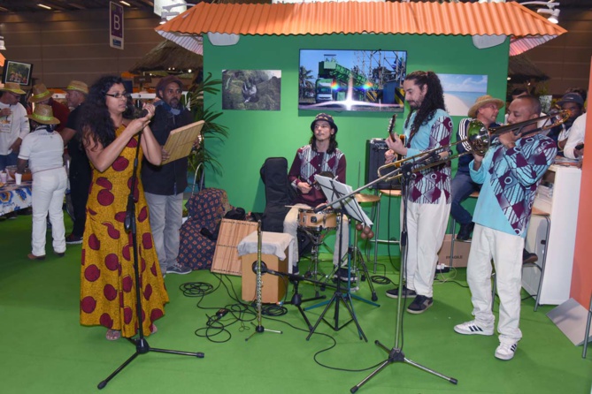 Le groupe Soleya sur le stand Réunion