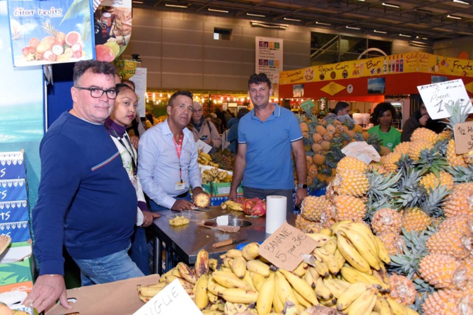 Christian Barret de la SCA Fruits de La Réunion et son équipe