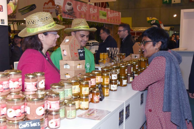 Ericka Bareigts au stand Saveurs de la Fournaise Ericka Bareigts au stand Saveurs de la Fournaise
