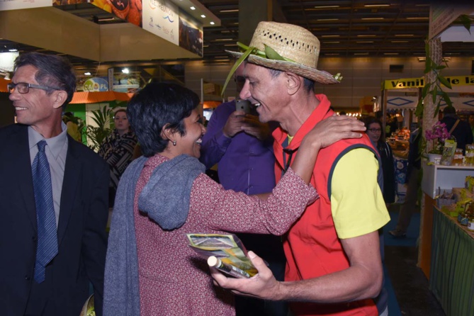 Visite d'Ericka Bareigts, ici au stand Pro Vanille Visite d'Ericka Bareigts, ici au stand Pro Vanille
