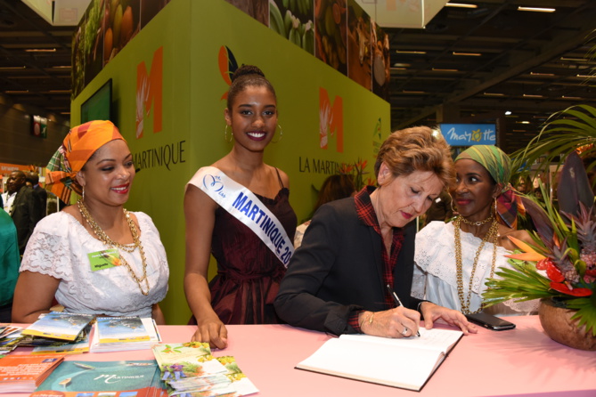 Brigitte Girardin, ex-Ministre des Outre-Mer, est aussi passée au salon...