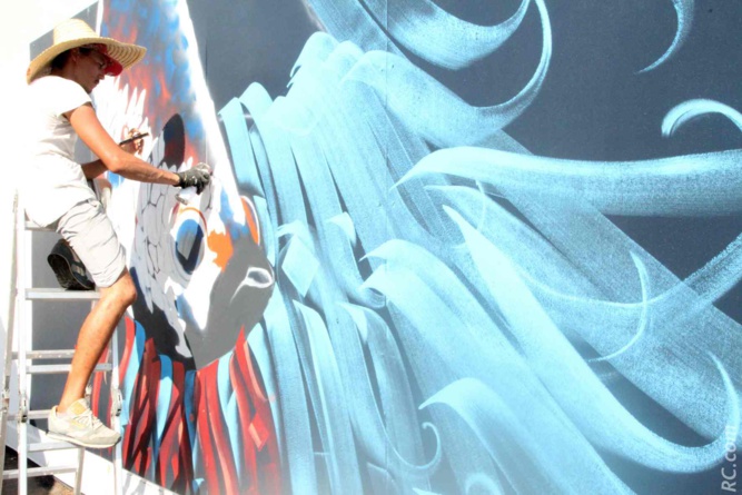 Une magnifique fresque bleu-océan réalisée par les graffeurs de Sept et Box Une magnifique fresque bleu-océan réalisée par les graffeurs de Sept et Box