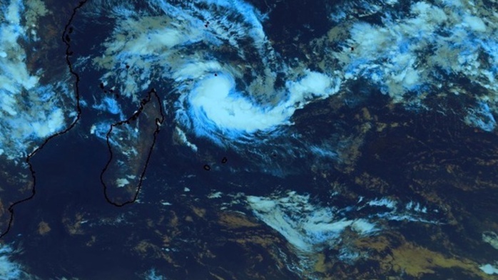 Baptisée Enawo, la tempête tropicale se trouve à 915km de La Réunion
