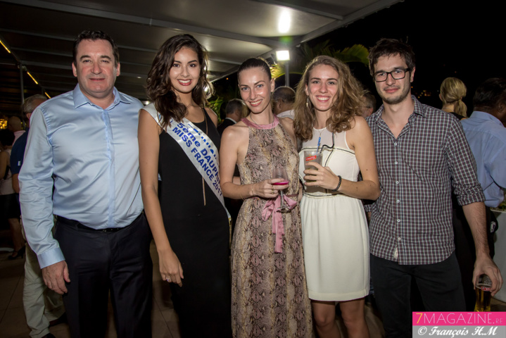 Ambre N'guyen avec Pascal Turonnet, le directeur, et l'équipe du Mercure Créolia Ambre N'guyen avec Pascal Turonnet, le directeur, et l'équipe du Mercure Créolia