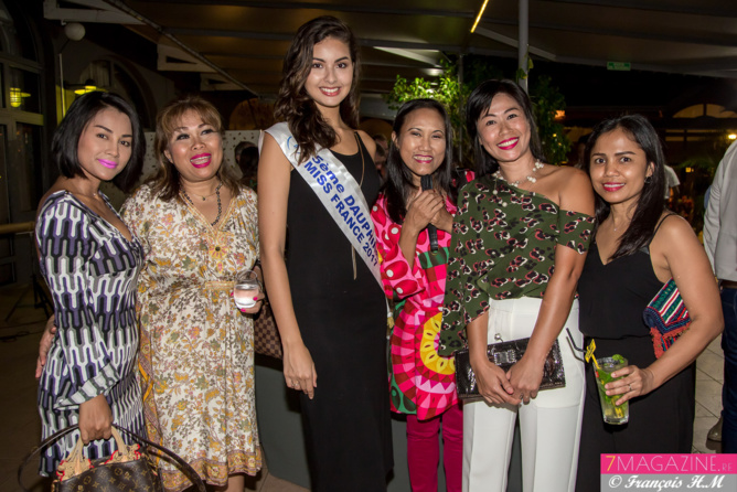 Ambre entourée de Thaïlandaises... Ambre entourée de Thaïlandaises...