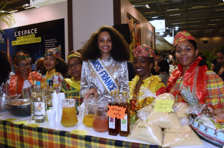 Alicia Aylies, Miss France, sur le stand de son département, la Guyane