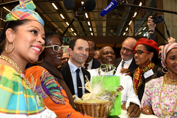 Au stand de la Martinique, Benoît Hamon a été gâté, ici aux côtés de Jacob Devasrieux Au stand de la Martinique, Benoît Hamon a été gâté, ici aux côtés de Jacob Devasrieux