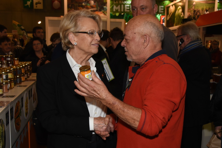 Mémé Rivière vantant à Michèle Alliot-Marie les vertus du curcuma réunionnais... Mémé Rivière vantant à Michèle Alliot-Marie les vertus du curcuma réunionnais...