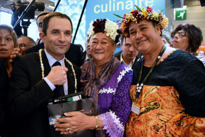 Benoît Hamon couronné par la présidente de la Chambre d'Agriculture de Polynésie