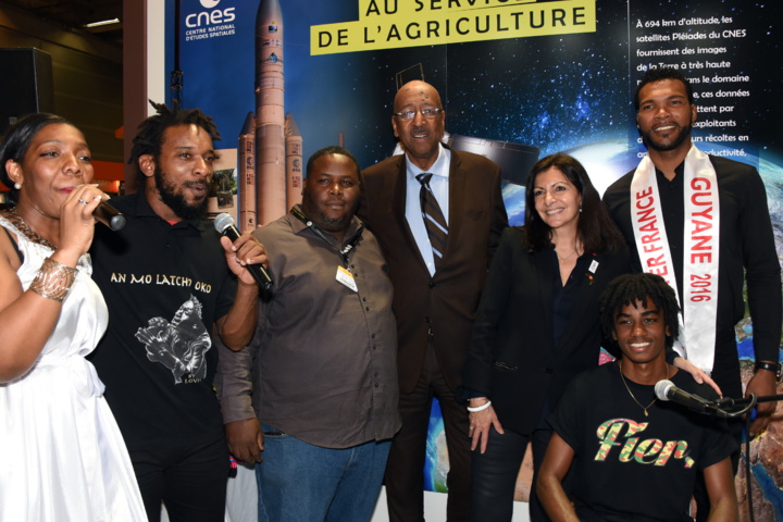 Anne Hidalgo sur le stand de la Guyane en compagnie du sénateur Georges Patient Anne Hidalgo sur le stand de la Guyane en compagnie du sénateur Georges Patient