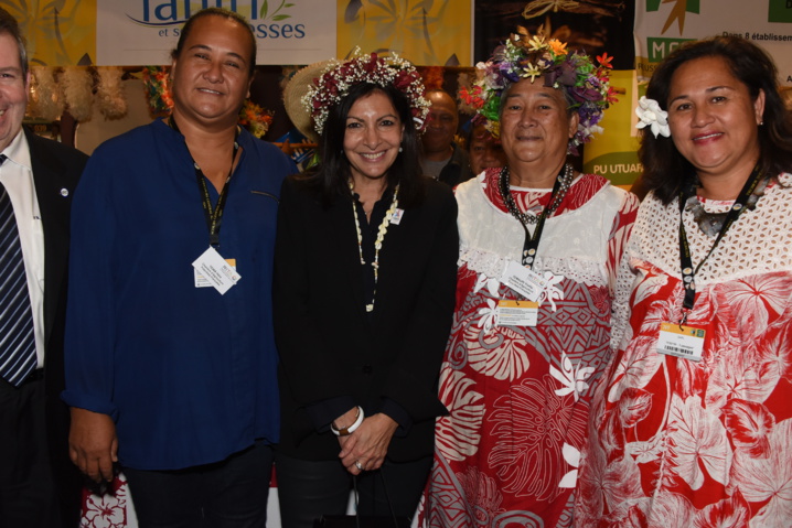 Une belle couronne tahitienne pour Anne Hidalgo, un cadeau d'Yvette Temauri, présidente de la Chambre d'Agriculture de Polynésie française