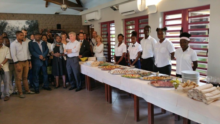 Le buffet a été préparé et servi par les élèves de la section hôtelière du Lycée de Kaweni Le buffet a été préparé et servi par les élèves de la section hôtelière du Lycée de Kaweni
