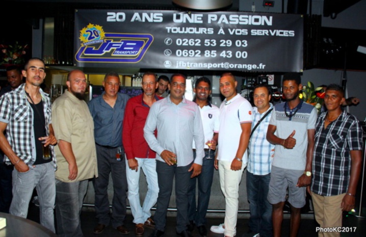 Jean François Bovalo au centre avec toute son équipe de JFB Transport Jean François Bovalo au centre avec toute son équipe de JFB Transport