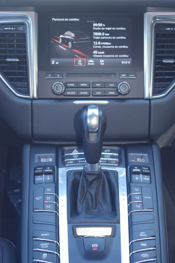 Le Macan dispose d'une boîte robotisée PDK 7 rapports. Près du levier, une panoplie de boutons... Le Macan dispose d'une boîte robotisée PDK 7 rapports. Près du levier, une panoplie de boutons...